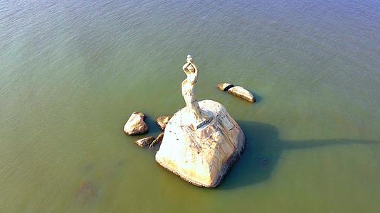 航拍珠海旅游景点海珠女雕像视频的预览图