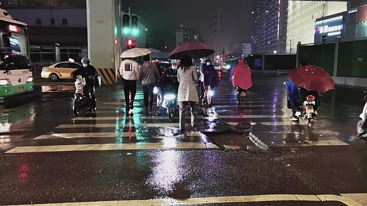 4K合集下雨天交通路口行人和电单车实拍视频视频的预览图