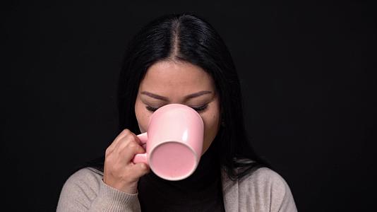 可爱的亚洲人不喜欢咖啡的味道视频的预览图