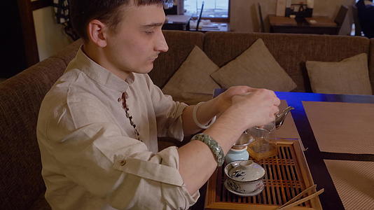 茶叶是根据日本传统和气味准备的视频的预览图