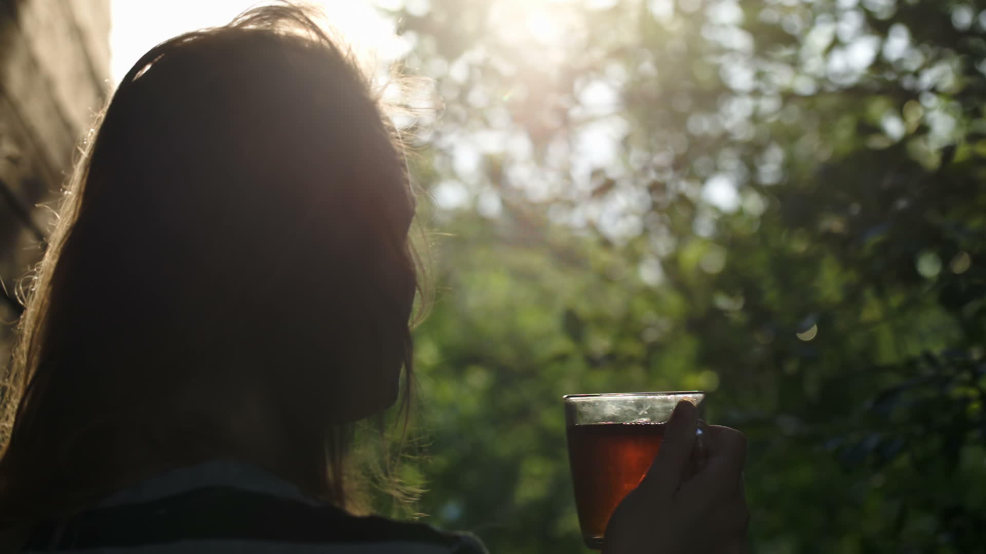 日落时在户外喝茶的妇女视频的预览图
