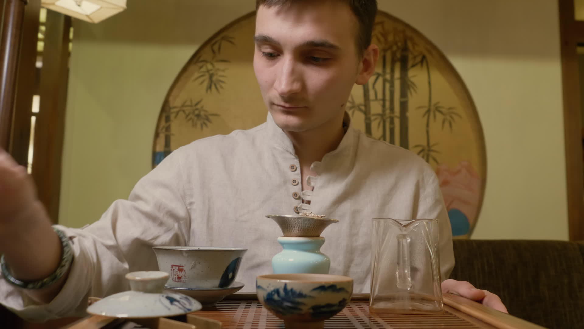 仪式上茶师傅把酒壶里的热水倒进鱼湾泡茶视频的预览图