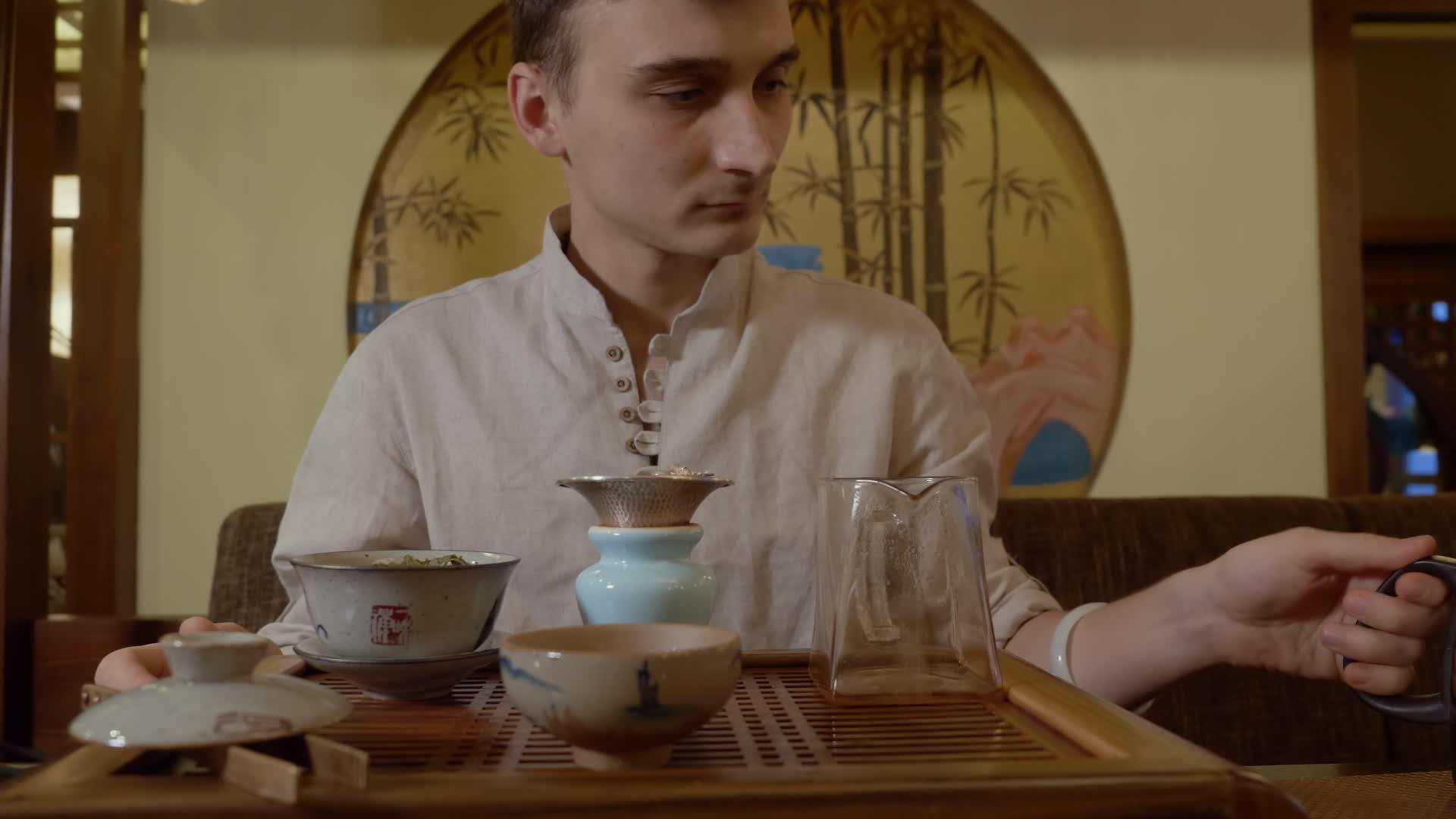茶师傅把热水倒在仪式上在仪式上加茶视频的预览图