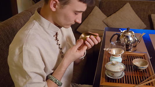 茶大师先在Chahai闻闻茶叶然后准备日本茶叶视频的预览图
