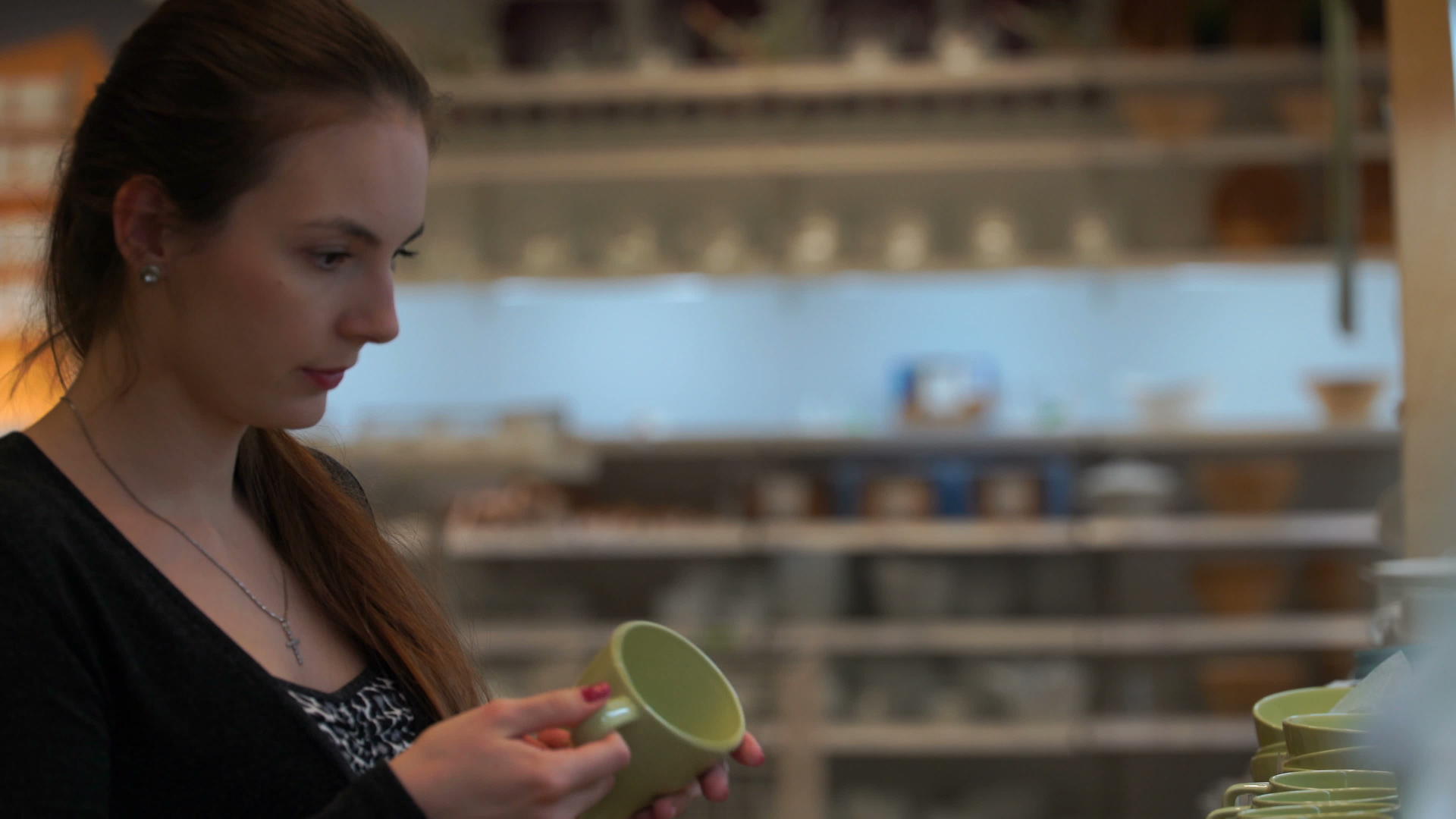 女人在店里买茶杯和碟子视频的预览图