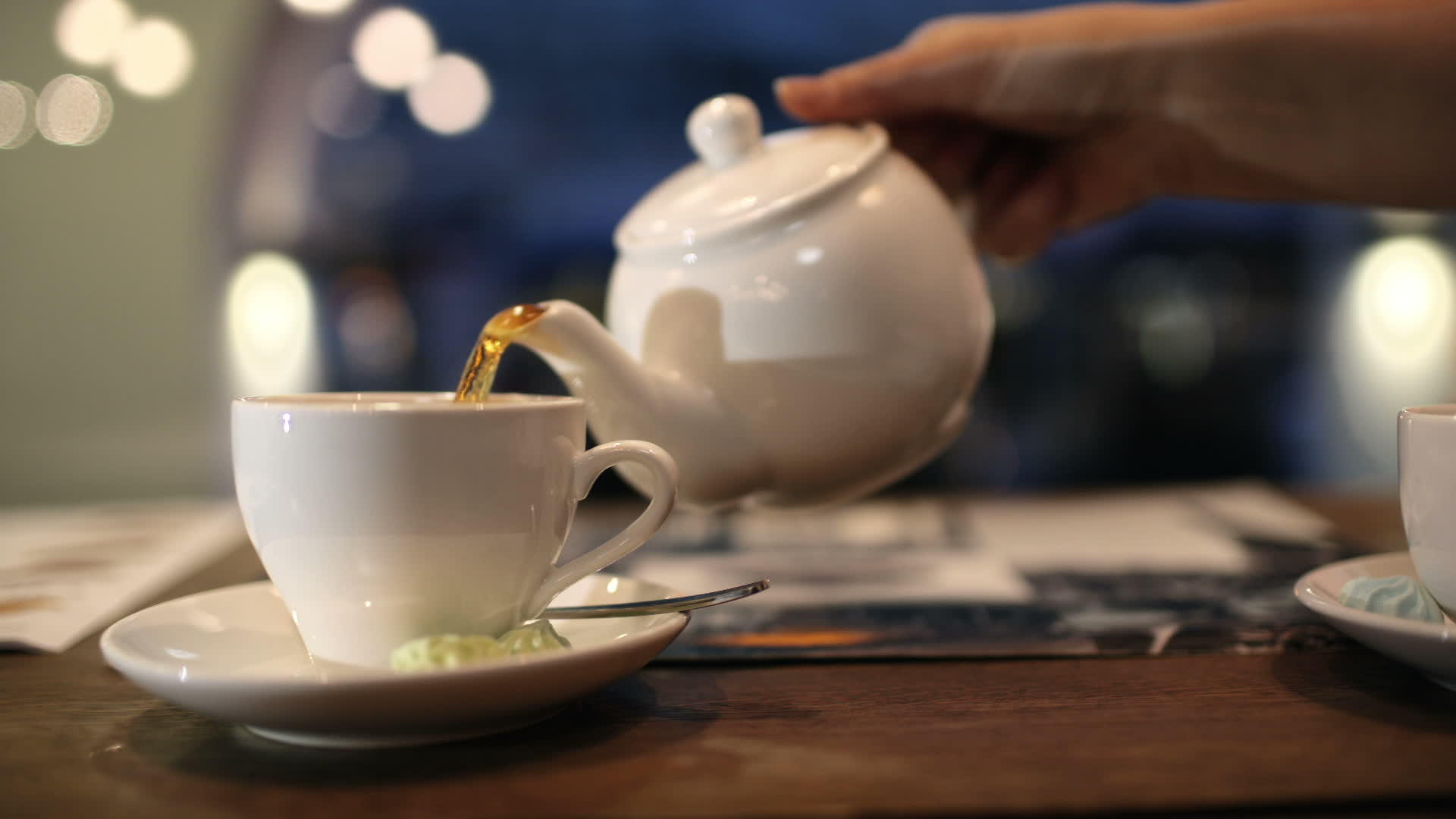 将红热茶倒入杯中视频的预览图