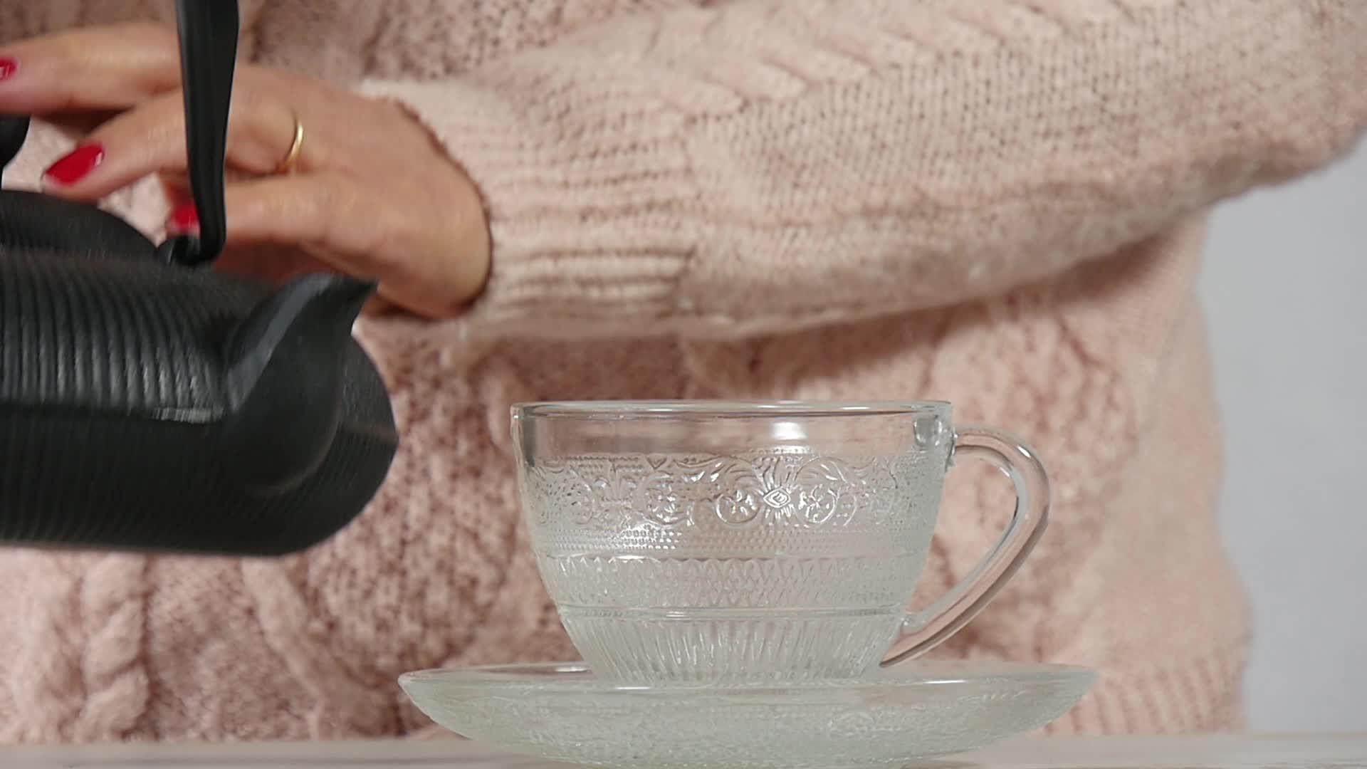 喝茶的成熟女人手握慢动作视频的预览图