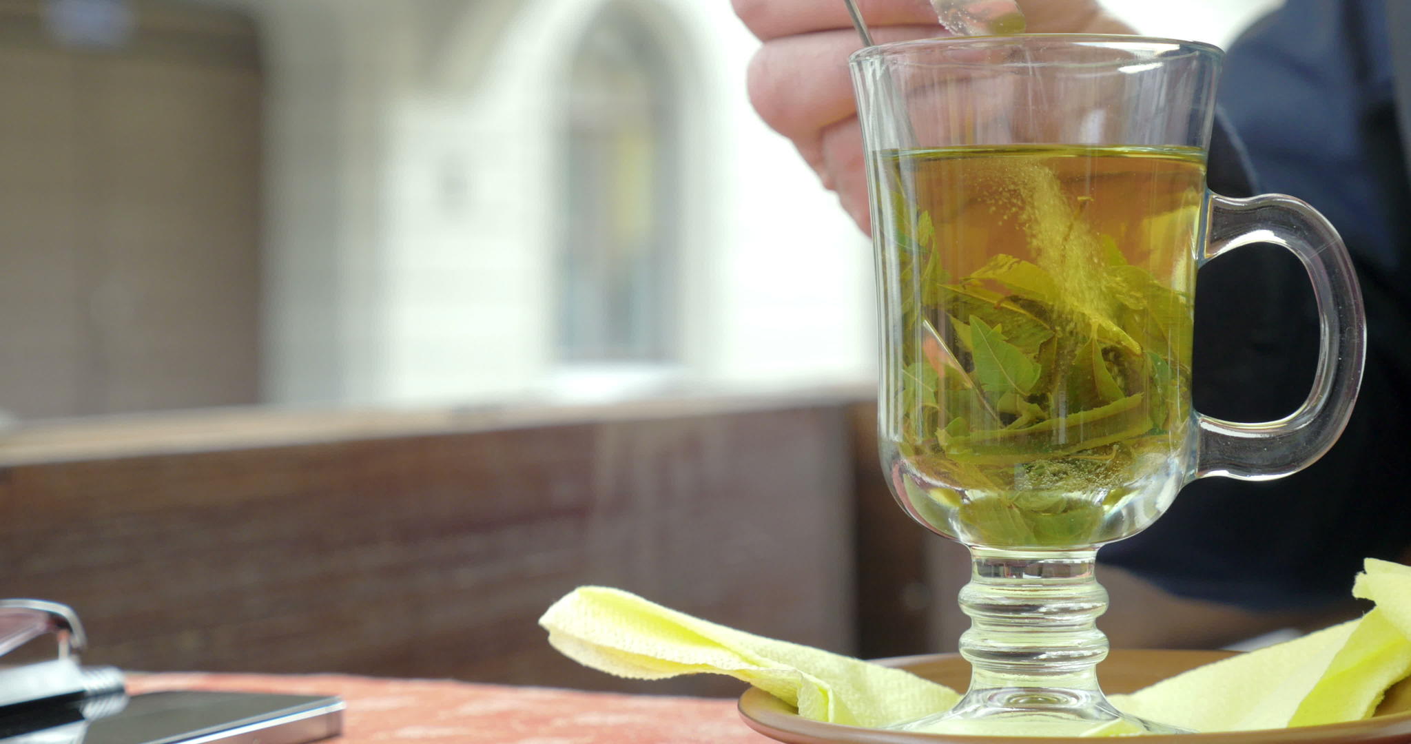 在绿茶中搅拌糖视频的预览图