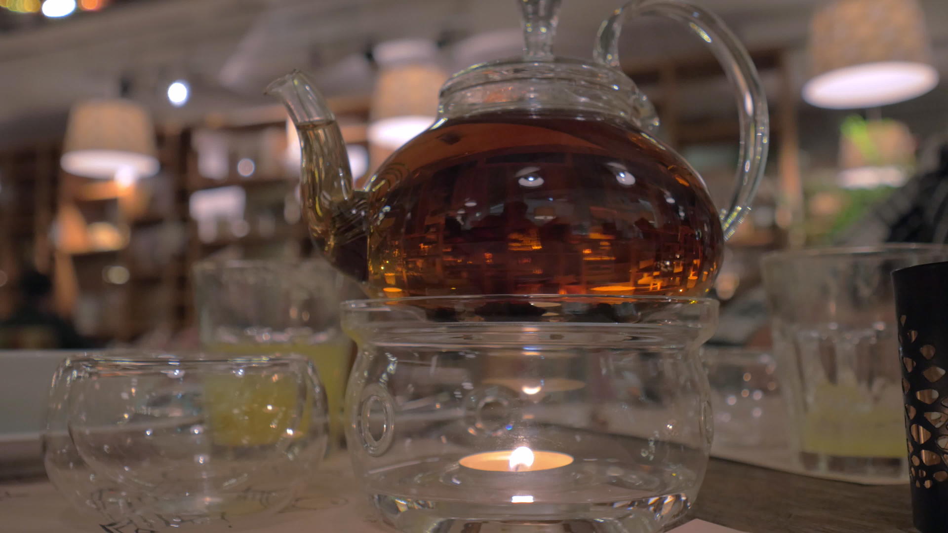 餐桌上的茶壶玻璃茶壶视频的预览图