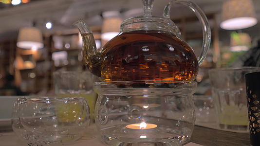餐桌上的茶壶玻璃茶壶视频的预览图