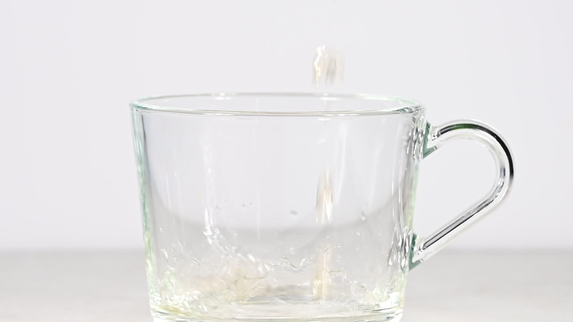 热绿茶紧紧地倒在杯子里视频的预览图