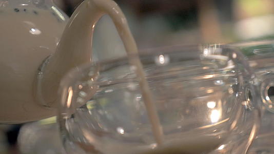 餐厅供应马萨拉茶视频的预览图