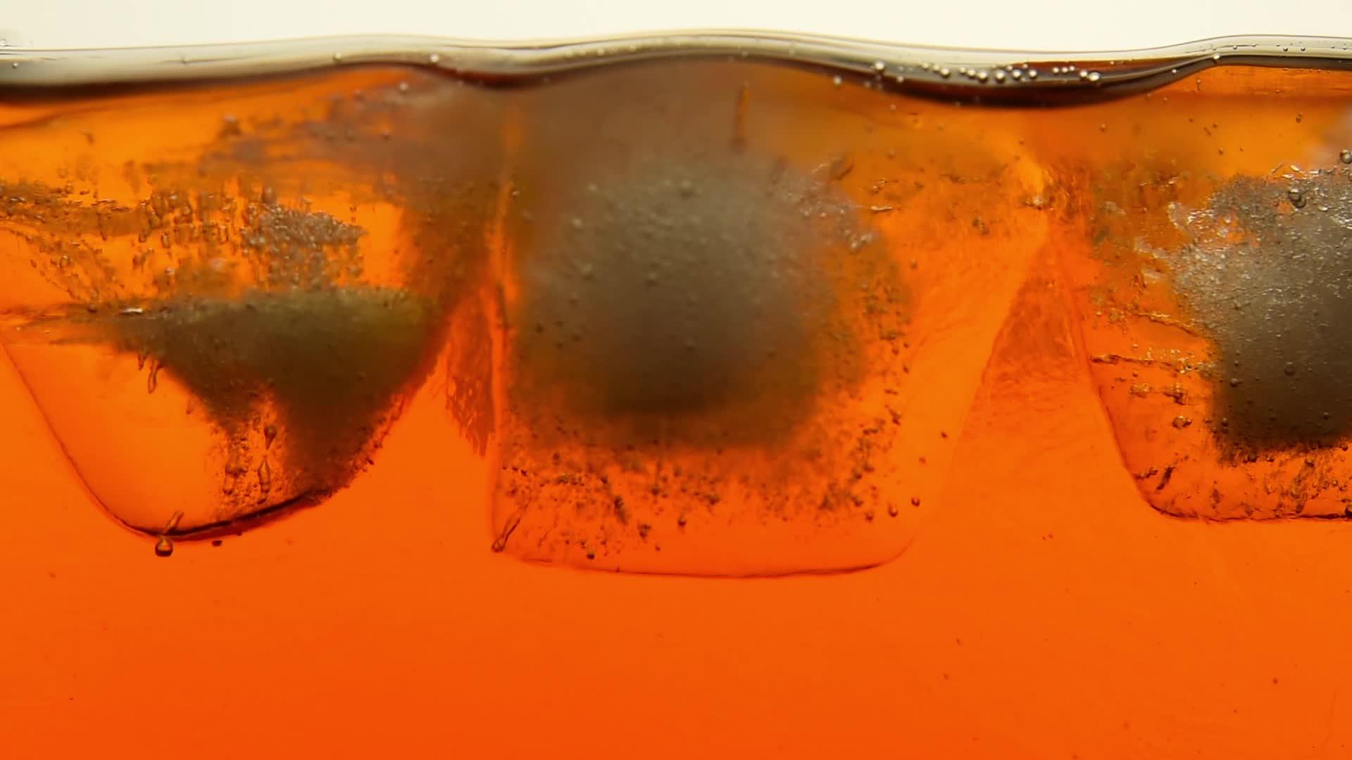 茶中的冰融化或威士忌关闭视频的预览图