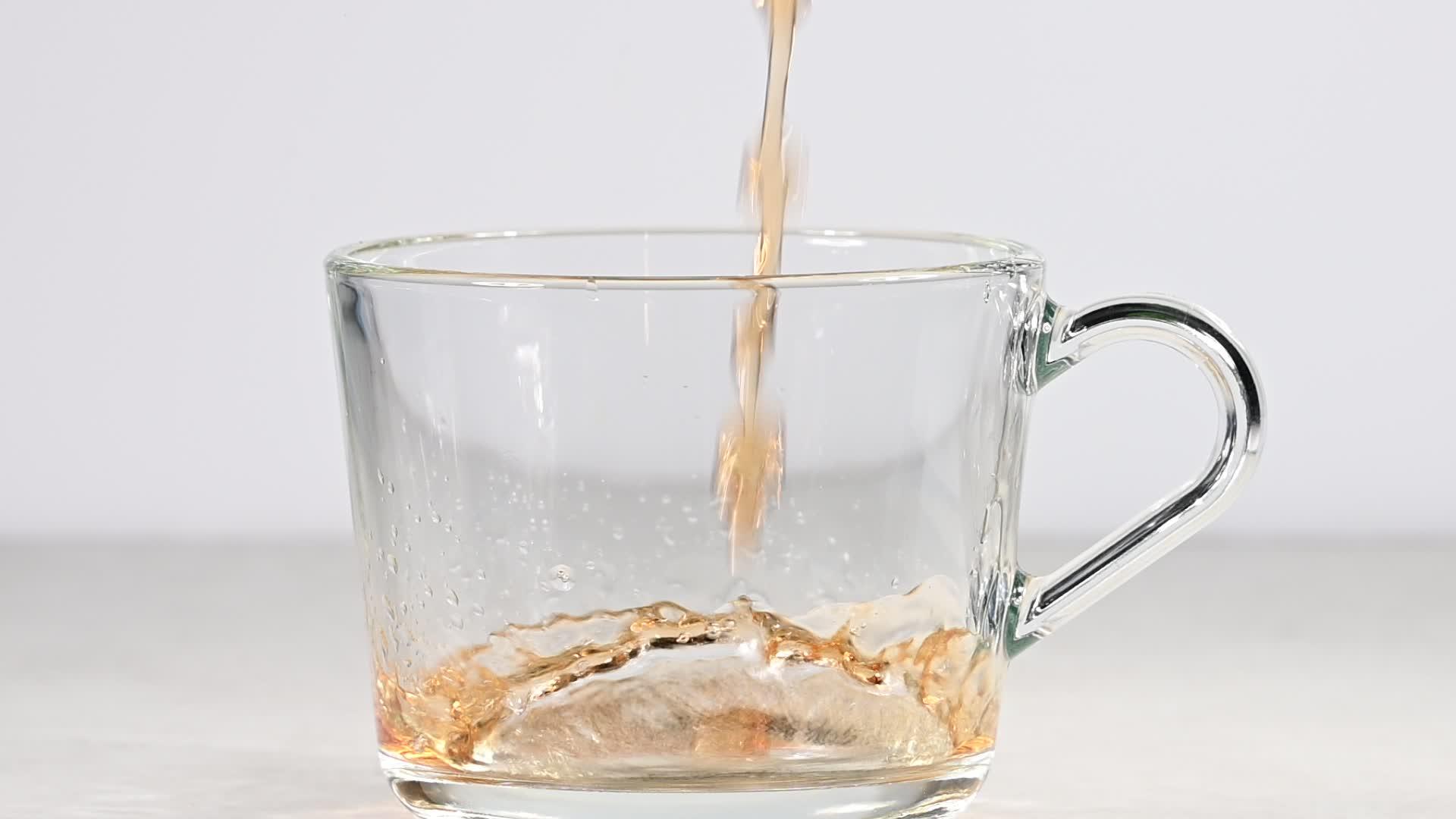 特写将红茶倒入玻璃杯中视频的预览图