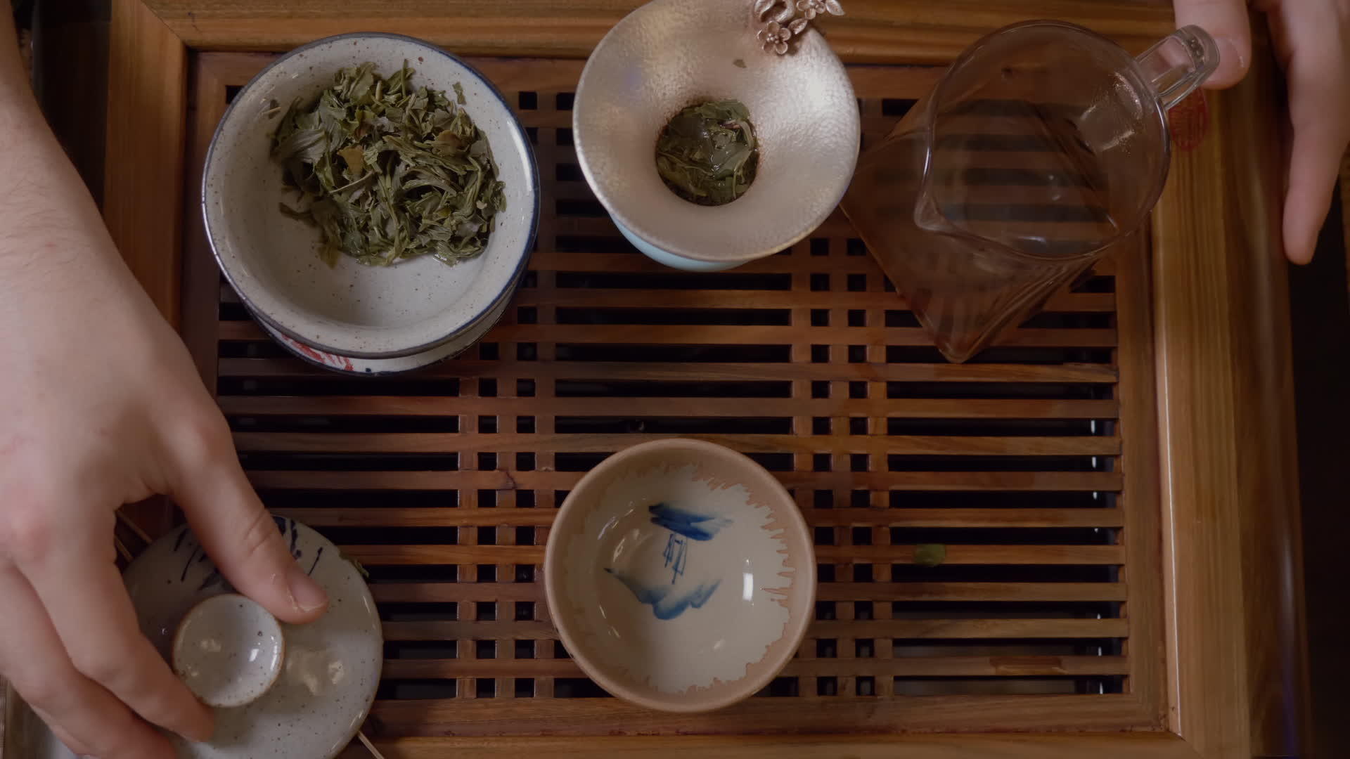 茶几上的绿茶从茶壶里抽热水视频的预览图