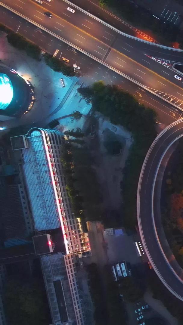 航拍风景城市夜景交通立体天桥夜景灯光交通堵车素材视频的预览图