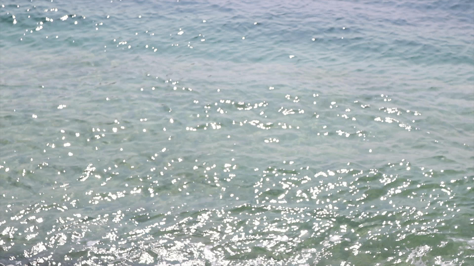 波光粼粼的海水4K视频的预览图