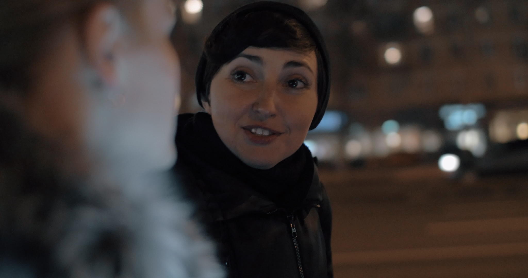 女性在晚上散步时与朋友分享新闻视频的预览图