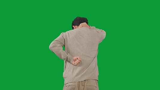 4K绿幕后视男性活动缓解脖颈与腰部疼痛视频的预览图