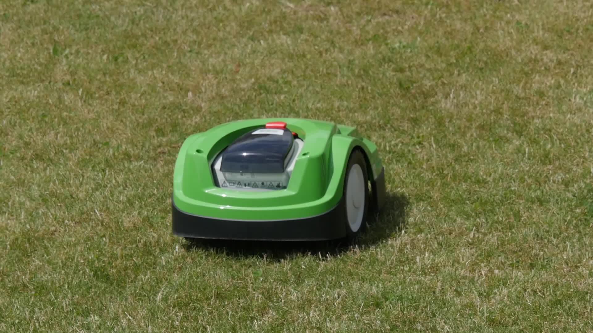 草坪上的绿色机器人割草机视频的预览图