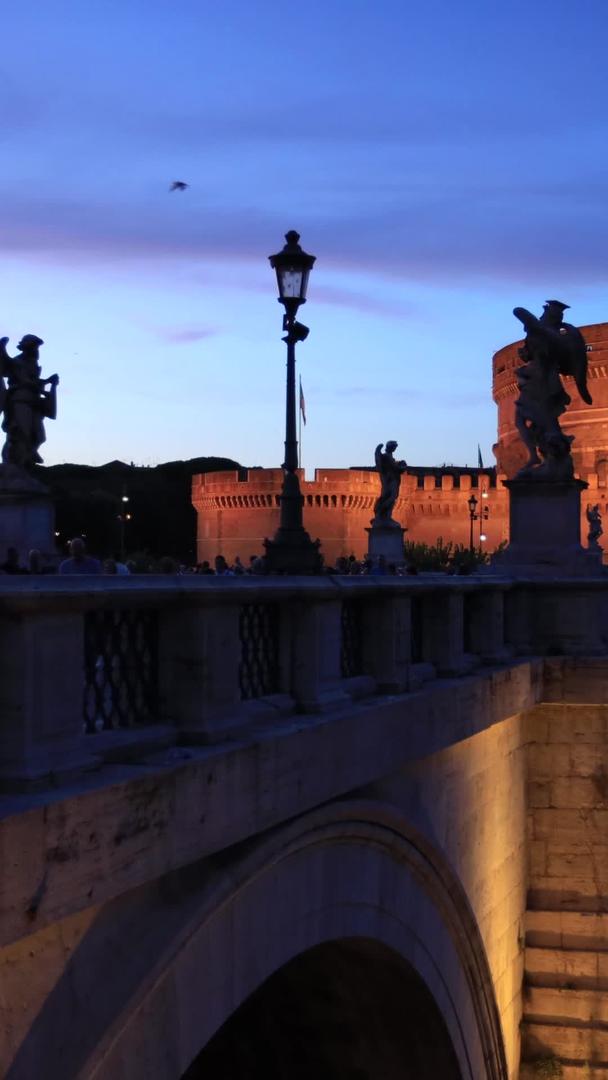 欧洲意大利首都罗马著名旅游景点圣天使城堡日落夜景延时视频视频的预览图