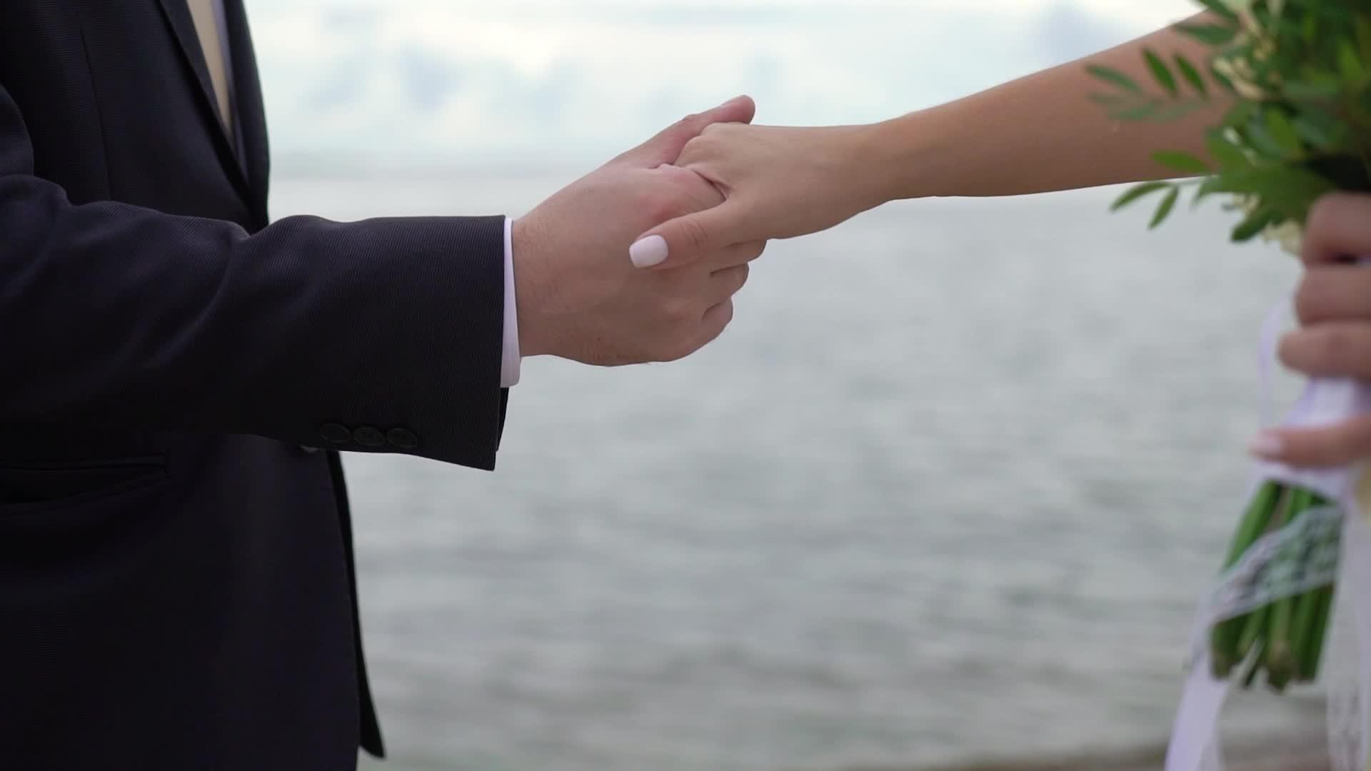 新娘和新郎在海滩上结婚视频的预览图