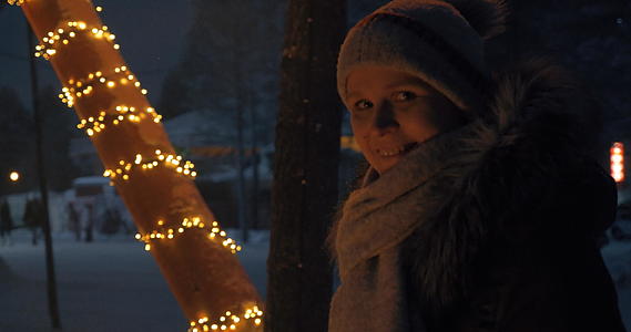 冬天 女人在户外对着镜头微笑视频的预览图