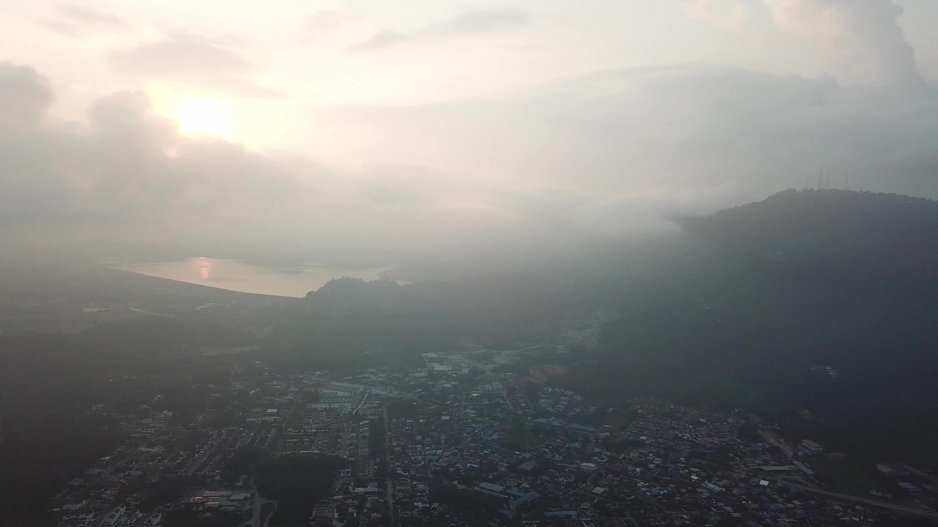 穿越伯拉皮镇的空中飞行视频的预览图