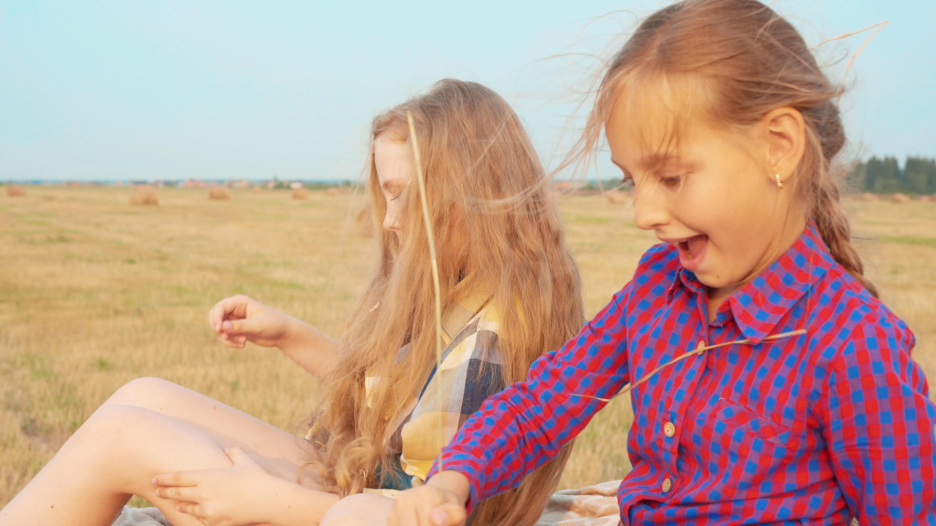 两个十几岁的女孩坐在干草堆上视频的预览图