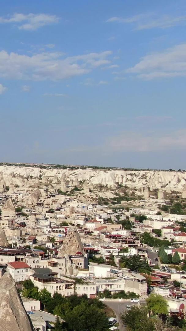 无人机航拍土耳其著名的热气球旅游胜地卡帕多西亚格莱梅小镇视频的预览图
