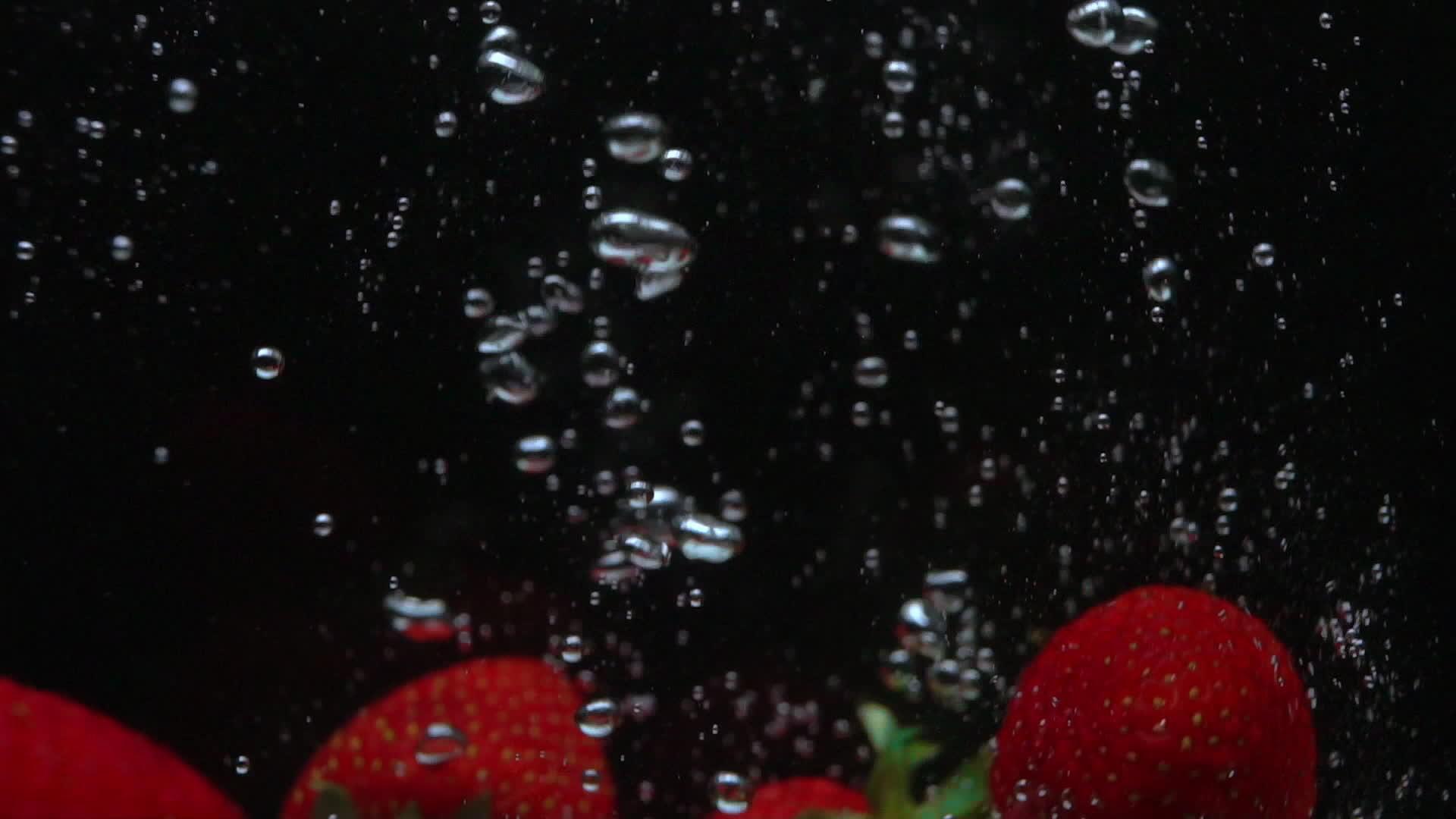 草莓漂浮在液体上视频的预览图
