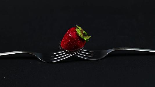 含有草莓和叉子的草莓成分视频的预览图