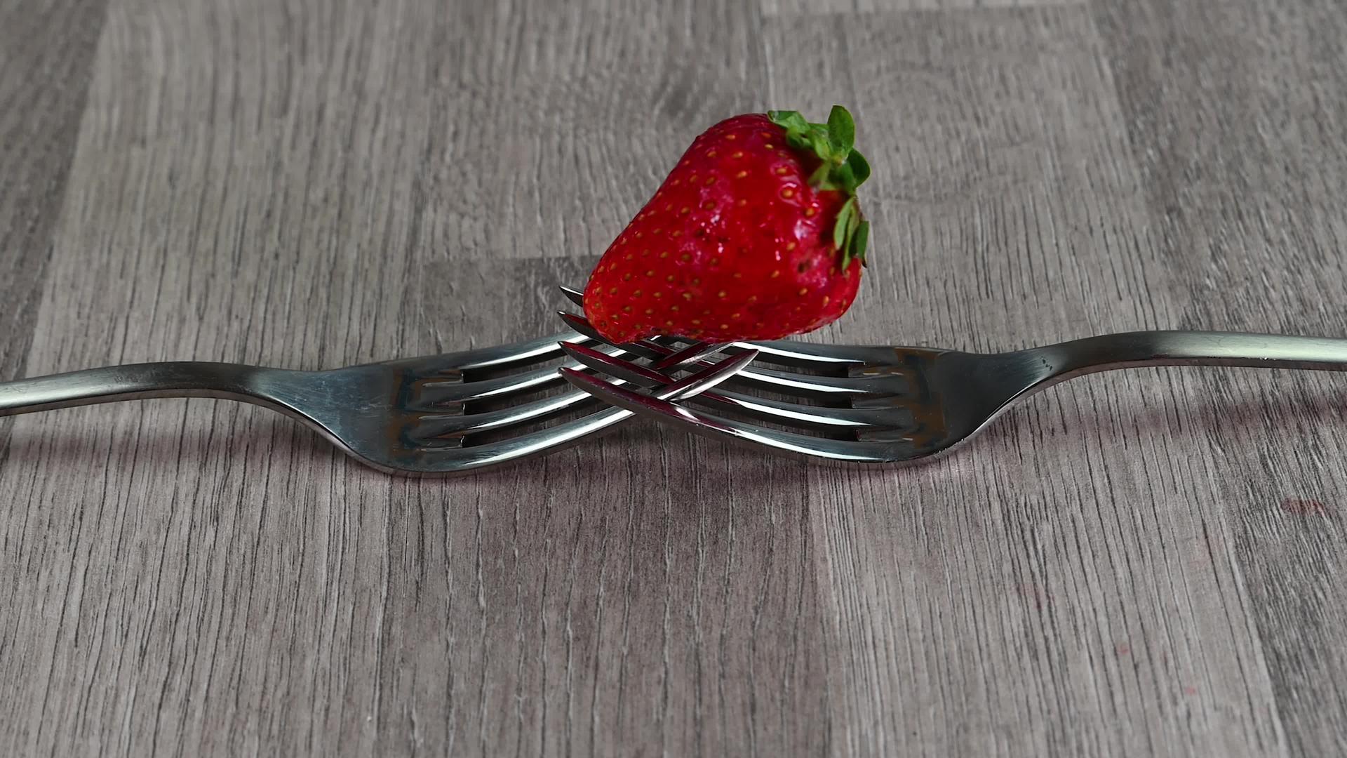 含有草莓和叉子的草莓成分视频的预览图