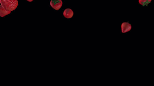 红色的草莓从上面旋转下降3D选择性焦点模糊视频的预览图
