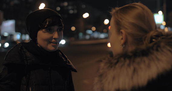 冬天闺蜜在街上聊天视频的预览图