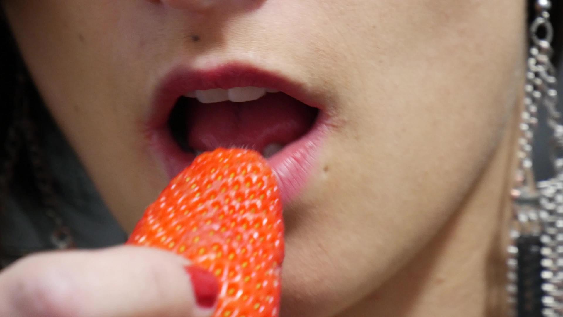 闭着女人的嘴吃草莓视频的预览图