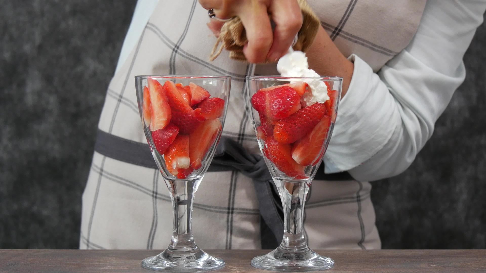 两杯草莓和鲜奶油挤在顶部视频的预览图