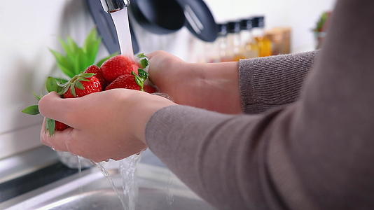 女人用手在厨房洗草莓视频的预览图