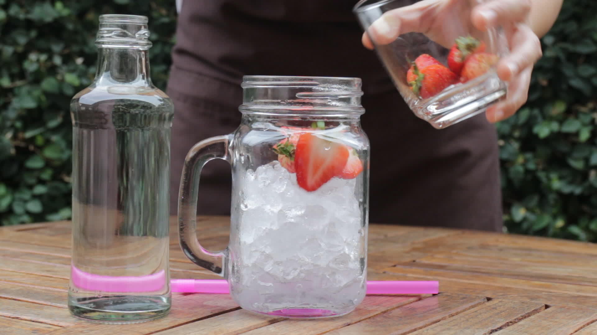 简单的饮用草莓浸泡水视频的预览图