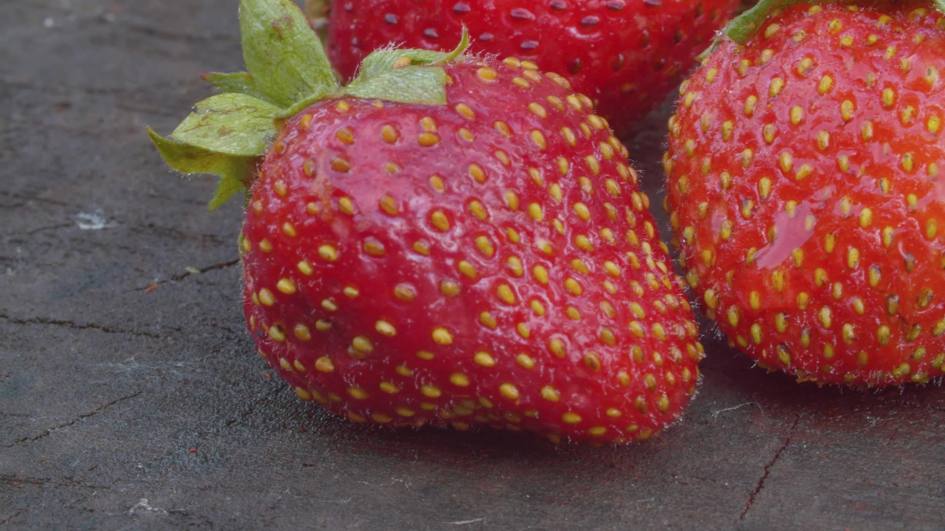 成熟的草莓在木板上视频的预览图