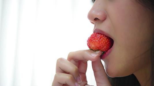 女人吃草莓、红莓子甜汁视频的预览图