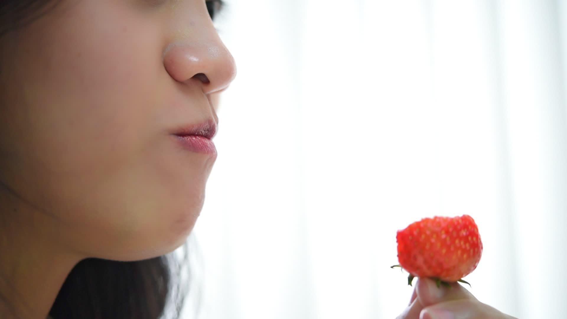 女人吃草莓、红莓子甜汁视频的预览图