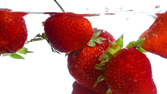红色的草莓漂浮在水中视频的预览图
