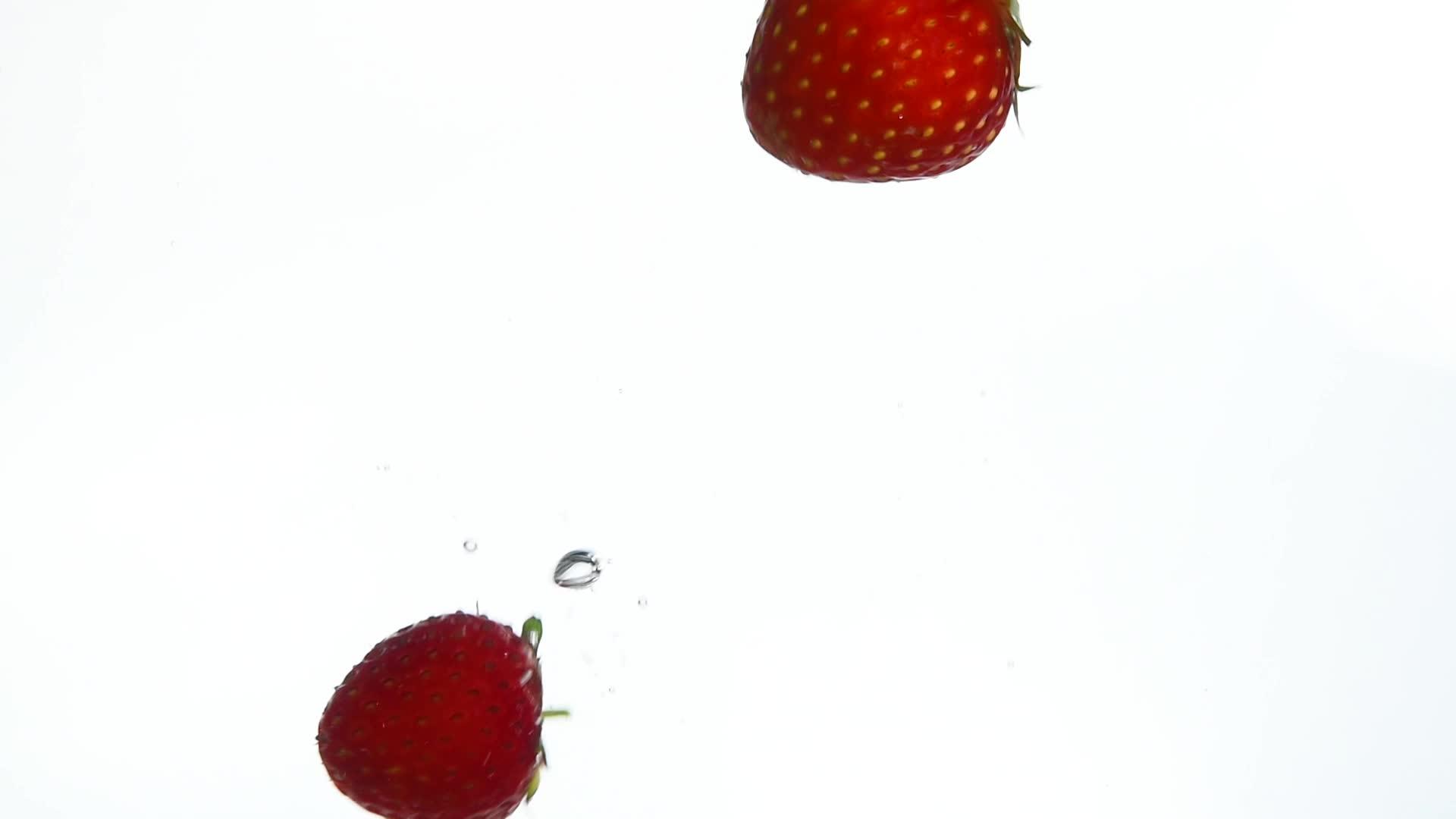 红色的草莓漂浮在水中视频的预览图