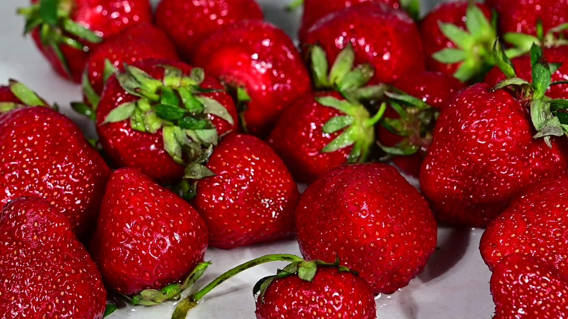 新鲜的红色草莓掉到堆肥中视频的预览图