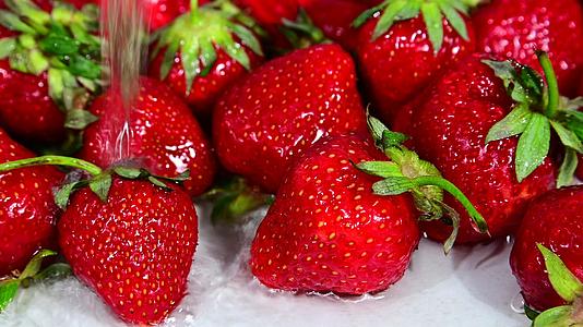 用水清洗红成熟草莓视频的预览图