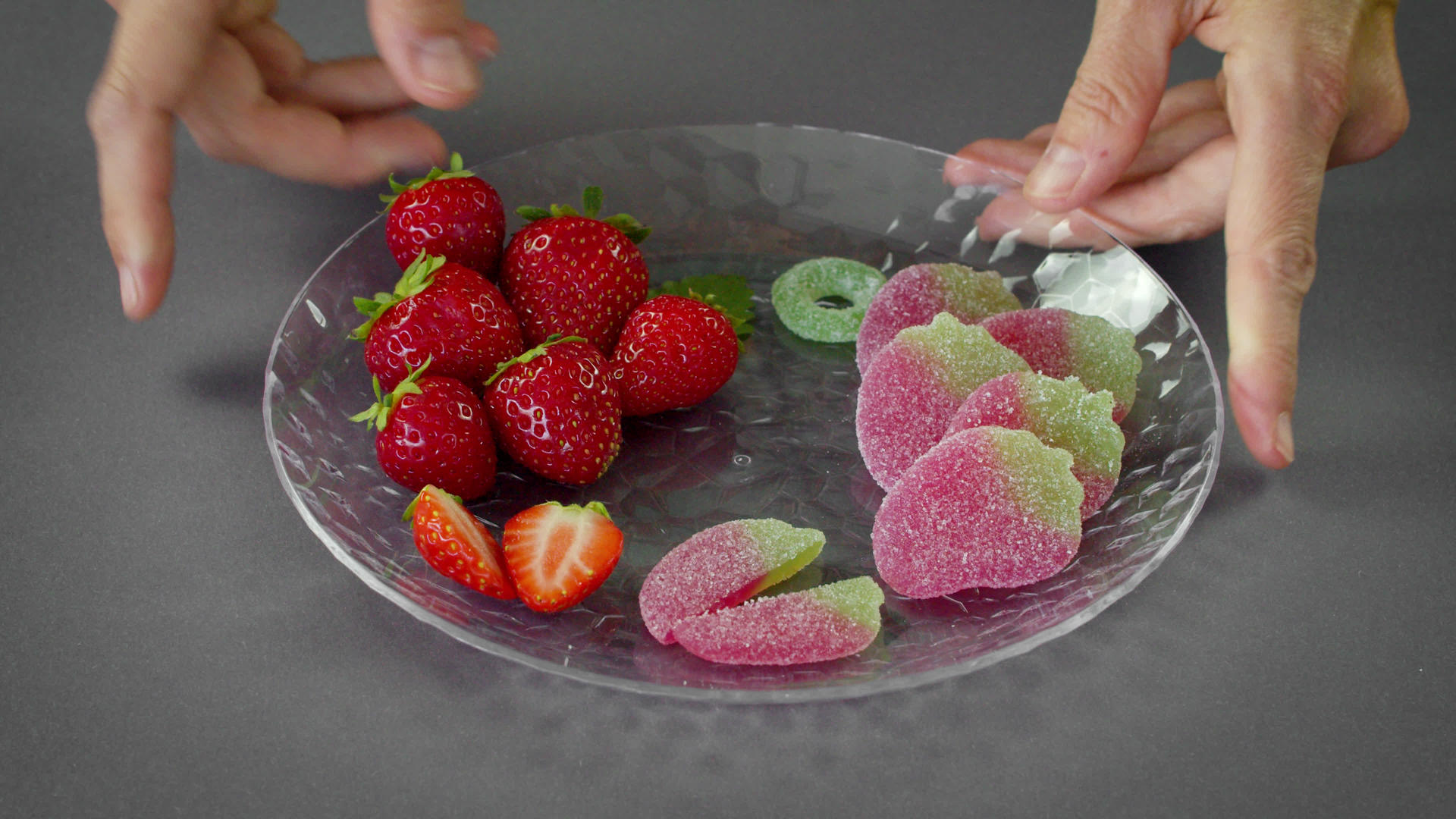 健康的草莓含有不健康的糖果视频的预览图