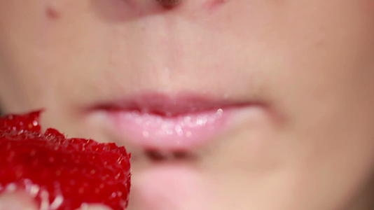 粉红的嘴唇和草莓视频的预览图