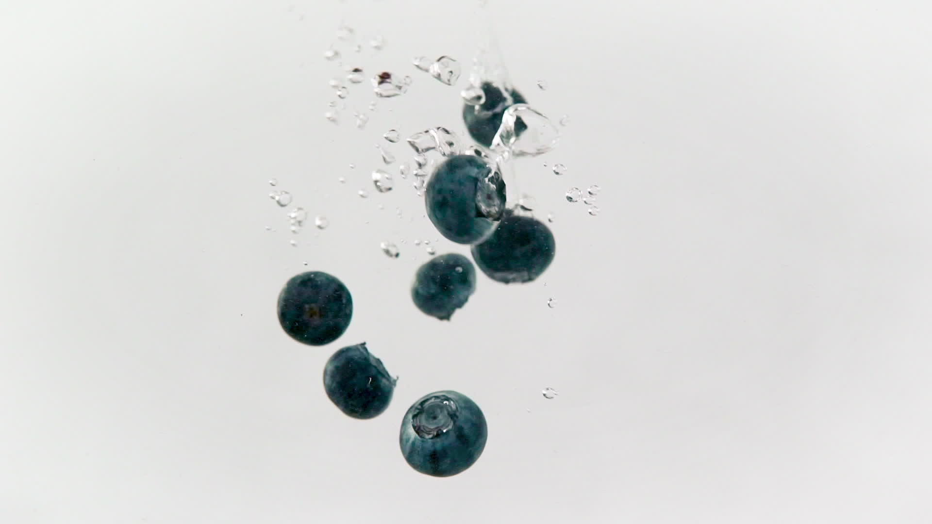 在冷水中喷洒草莓和蓝莓视频的预览图