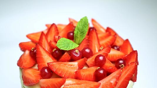 白色背景的红莓蛋糕饮食不当 营养食品注意视频的预览图